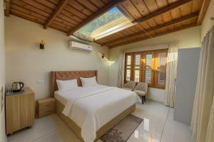 Shail by Shubhs في Bhowāli: غرفة نوم بسرير ابيض كبير و منور