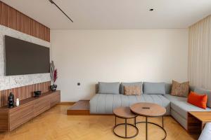 een woonkamer met een bank en een tafel bij Luxury Central 3BR 5min from Beach & Shopping in Casablanca