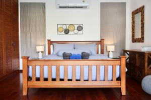 Ένα ή περισσότερα κρεβάτια σε δωμάτιο στο Rawai - Luxury 2 bedroom Private Pool Villa +102 φωτογραφίες