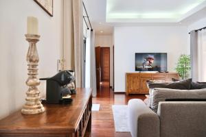 Μια τηλεόραση ή/και κέντρο ψυχαγωγίας στο Rawai - Luxury 2 bedroom Private Pool Villa