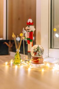Ein Spielzeug-Nussknacker sitzt auf einem Tisch mit Lichtern in der Unterkunft The Amsterdam Houseboat Family - de Jordaan Brand New Houseboat! in Amsterdam