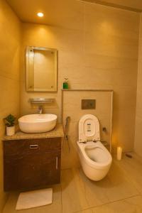 Shail by Shubhs في Bhowāli: حمام مع مرحاض ومغسلة +65 صورة