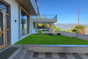 Shail by Shubhs في Bhowāli: منزل مع ساحة كبيرة مع شرفة