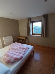 Apartment Panorama Val di Non في San Felice: غرفة نوم بها سرير ونافذة