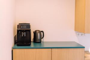 eine Kaffeemaschine auf der Theke in einer Küche in der Unterkunft The Amsterdam Houseboat Family - de Jordaan Brand New Houseboat! in Amsterdam