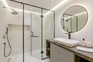 een badkamer met een wastafel en een spiegel bij Luxury Central 3BR 5min from Beach & Shopping in Casablanca +21 foto's