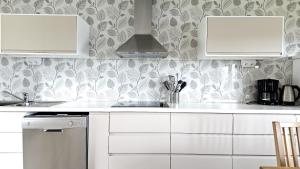 Kuchyň nebo kuchyňský kout v ubytování Private oasis with sea view & private jetty SE09154