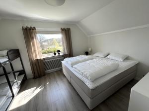 Postel nebo postele na pokoji v ubytování Private oasis with sea view & private jetty SE09154