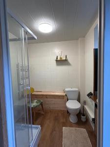 een badkamer met toilet en ligbad bij L'annexe in Venouse