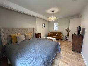 een slaapkamer met een bed en een woonkamer bij L'annexe in Venouse