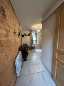 een gang met een houten lambrisering en een kamer bij L'annexe in Venouse