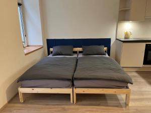 Postel nebo postele na pokoji v ubytování 2 Minunten neben kaiserlichem Park, Zentrumnähe