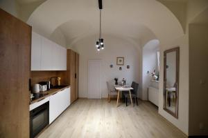 Golden goose في كوشيتسه: مطبخ مع طاولة في منتصف الغرفة +30 صورة