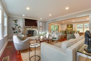 Posezení v ubytování Hudson River Views Briarcliff Manor Home with Deck