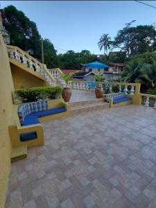 Un patio con bancos azules y una escalera. en Home in Port Antonio, Jamaica, en Port Antonio 6 fotos más