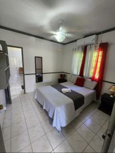 Ένα ή περισσότερα κρεβάτια σε δωμάτιο στο Home in Port Antonio, Jamaica