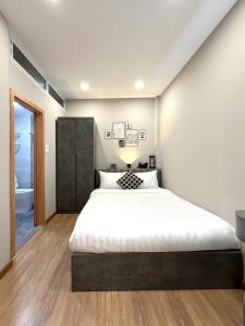 um quarto com uma cama grande e um banheiro em The Indochina Homestay and Travel by Nguyen em Hanói