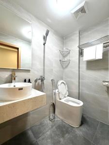 um banheiro com vaso sanitário e pia em The Indochina Homestay and Travel by Nguyen em Hanói