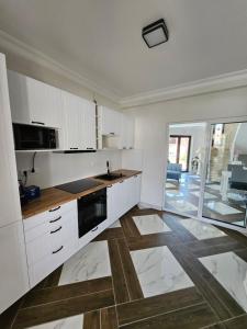 Kuchyň nebo kuchyňský kout v ubytování Pensiunea ART