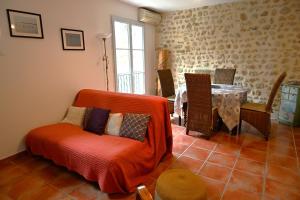 a living room with a couch and a table at Les Mourguettes in Tulette