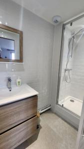 Les Roses - Appartement cosy proche plage - Veules-les-Roses في فول-لي-روز: حمام مع حوض ودش +8 صور