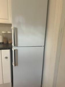 Η κουζίνα ή μικρή κουζίνα στο Luton Homestay - Near AIRPORT & Train Station, High Speed Internet +24 φωτογραφίες