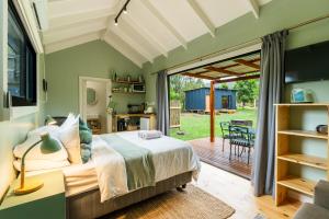 Кровать или кровати в номере Moss & Moon Cabins