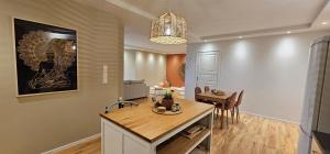 Una cocina y un comedor con mesa y sillas. en Helgøya Hideaway, 