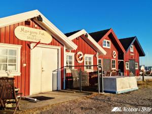 Lovely apartment, perfect for exploring Tjörn and Orust SE09153 في Varekil: صف من المنازل الحمراء عليها لافتة