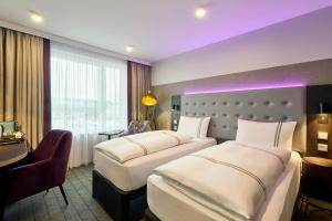 Кровать или кровати в номере Premier Inn Stuttgart Zuffenhausen +31 фотография