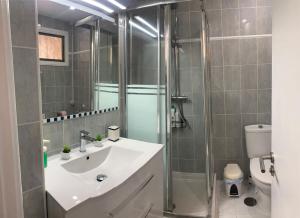 a bathroom with a sink and a shower and a toilet at Vista de Torre in Costa Del Silencio