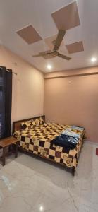 a bedroom with a bed and a ceiling at Hotel Shyam Villa in Ayodhya +9 photos