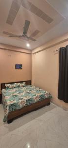 a bedroom with a bed and a ceiling at Hotel Shyam Villa in Ayodhya