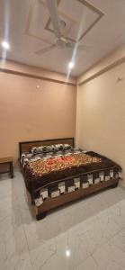 a large bed in a room with a ceiling at Hotel Shyam Villa in Ayodhya