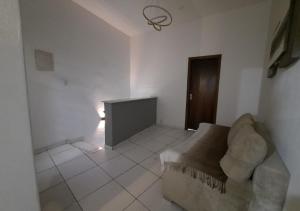 a living room with a couch and a television at Pousada Villa in Piquete