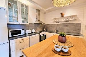 una cocina con una mesa de madera con cuencos encima en Helgøya Hideaway, 