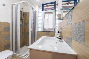 un bagno con lavandino e doccia di Terrazza in Centro - Casa Torres ad Acireale