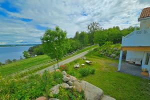 una casa con jardín junto a una carretera en Helgøya Hideaway,  11 fotos más