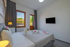 Телевизор и/или развлекательный центр в YENI DOGA HOTEL