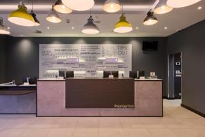 Лобби или стойка регистрации в Premier Inn Stuttgart Zuffenhausen