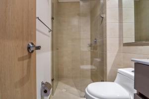 Et badeværelse på Apartaestudio Moderno en Edificio TEIK, Centro Internacional Bogotá, Self Check-in y Ubicación Premium