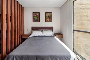 En eller flere senge i et værelse på Apartaestudio Moderno en Edificio TEIK, Centro Internacional Bogotá, Self Check-in y Ubicación Premium