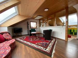 a living room with a couch and a table at Burgblick Stube - Apartment für bis zu 4 Personen - Haustiere willkommen - mit Einbauküche - Fahrradparkplatz etc in Beilstein