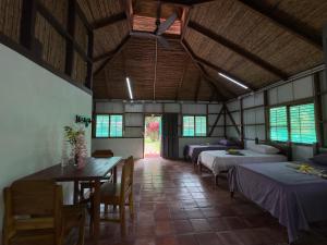 Postel nebo postele na pokoji v ubytování Bamboo Garden Villas