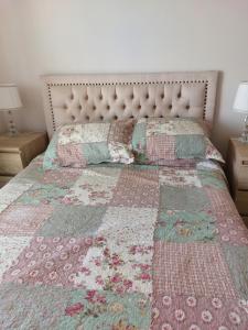 een slaapkamer met een bed met een dekbed erop bij Serena Mar La Serena in La Serena +6 foto's