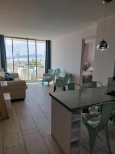 een woonkamer met een bank, een tafel en stoelen bij Serena Mar La Serena in La Serena