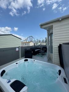 Бассейн в Fantasy Island - Eastgate E5 - The Sierra with Hot Tub - Coastal Caravan Breaks или поблизости