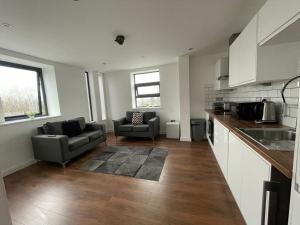 een keuken en woonkamer met een bank en een tafel bij Forest Gate Nest Nottingham in Nottingham +13 foto's