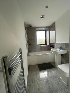 een badkamer met een wastafel, een bad en een toilet bij Forest Gate Nest Nottingham in Nottingham