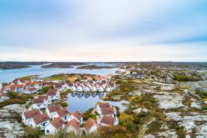 Newly built cottage near the sea and nature in Henån SE09152 في Näset: اطلالة جوية على قرية على الماء